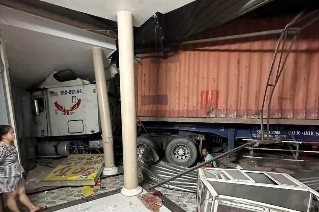 Xe dau keo tong sap 3 nha dan o TP.HCM hinh anh