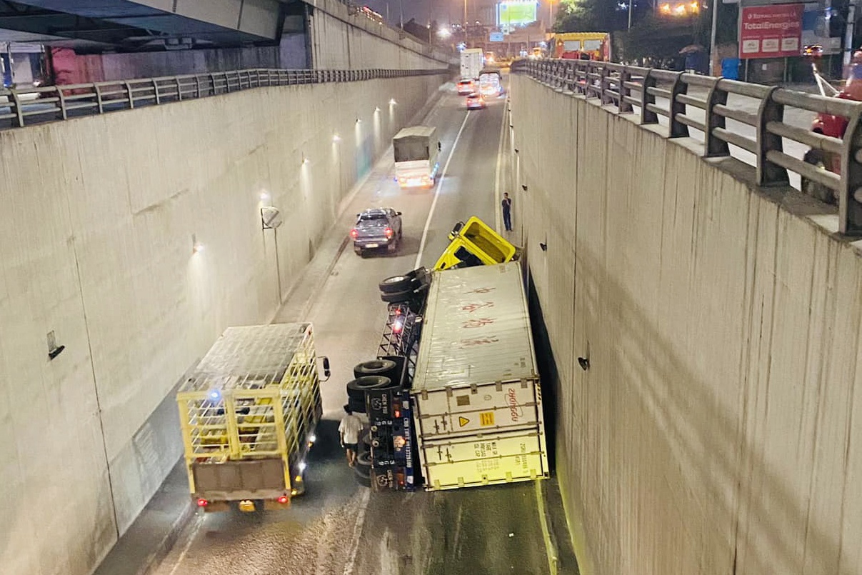 Xe dau keo lat ngang trong ham chui nga tu Vung Tau hinh anh
