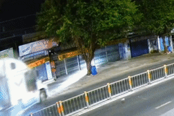 Khoanh khac xe dau keo tong sap 3 nha dan o TP.HCM hinh anh