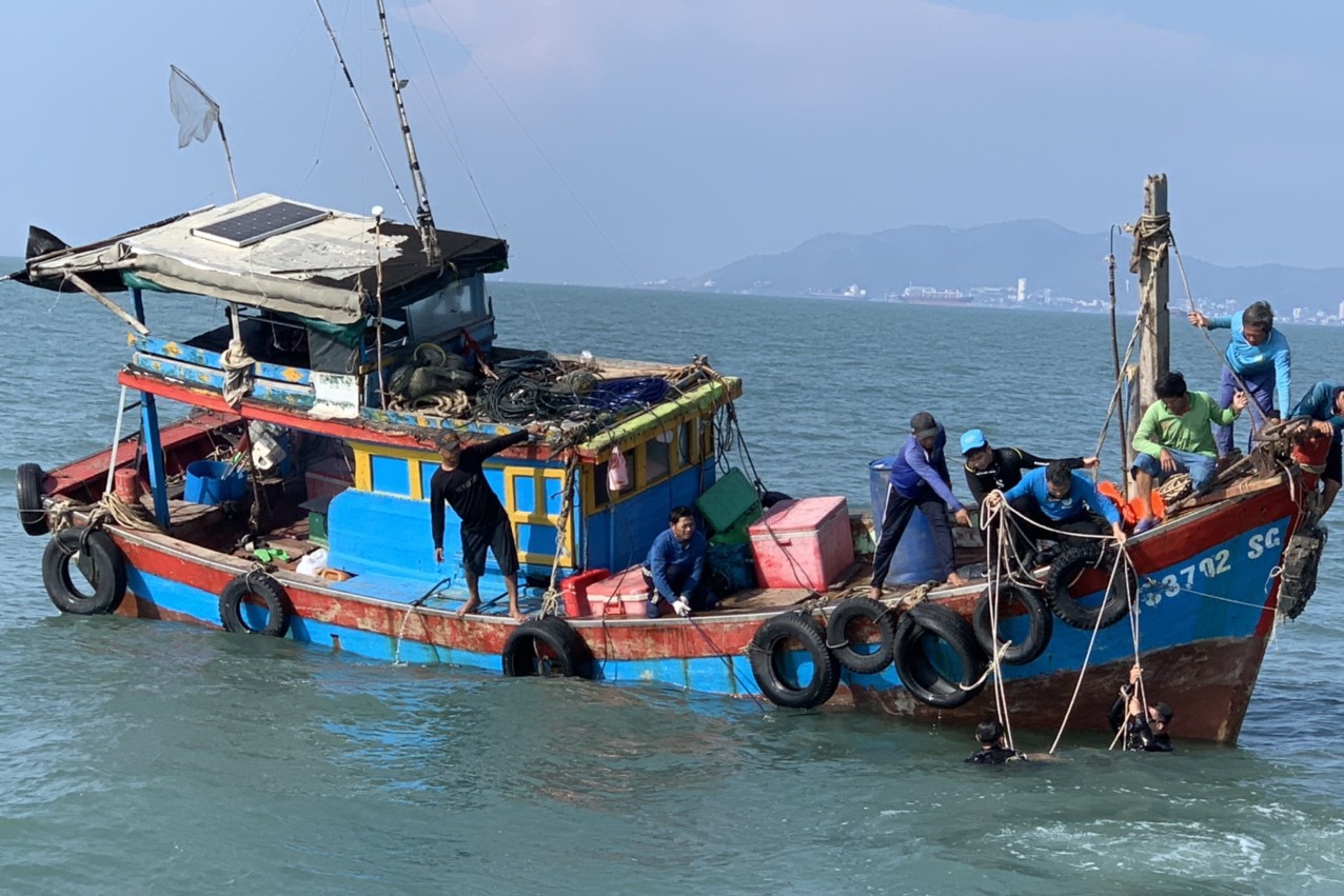 Lat tau danh ca tren bien Can Gio, mot nguoi chet hinh anh