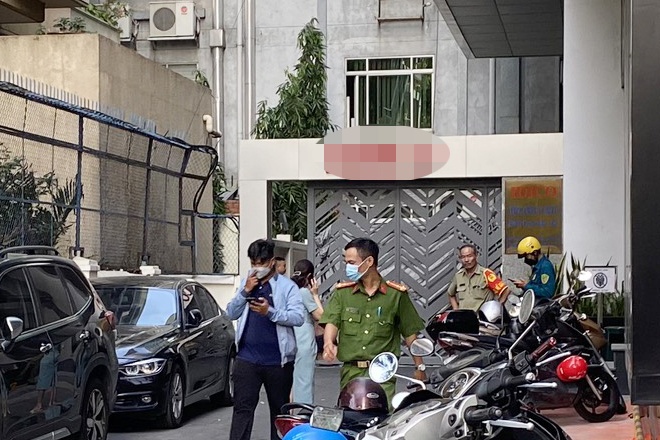 Nam thanh nien roi lau o trung tam TP.HCM hinh anh