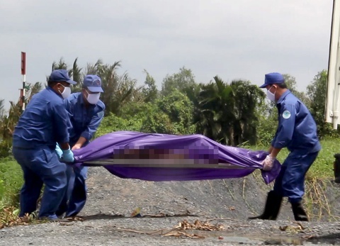 Phat hien thi the nguoi dan ong duoi muong nuoc hinh anh