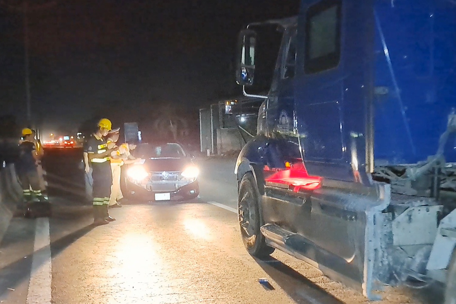 Oto 7 cho bi xe dau keo day truot hon 5 m tren duong dan cao toc hinh anh