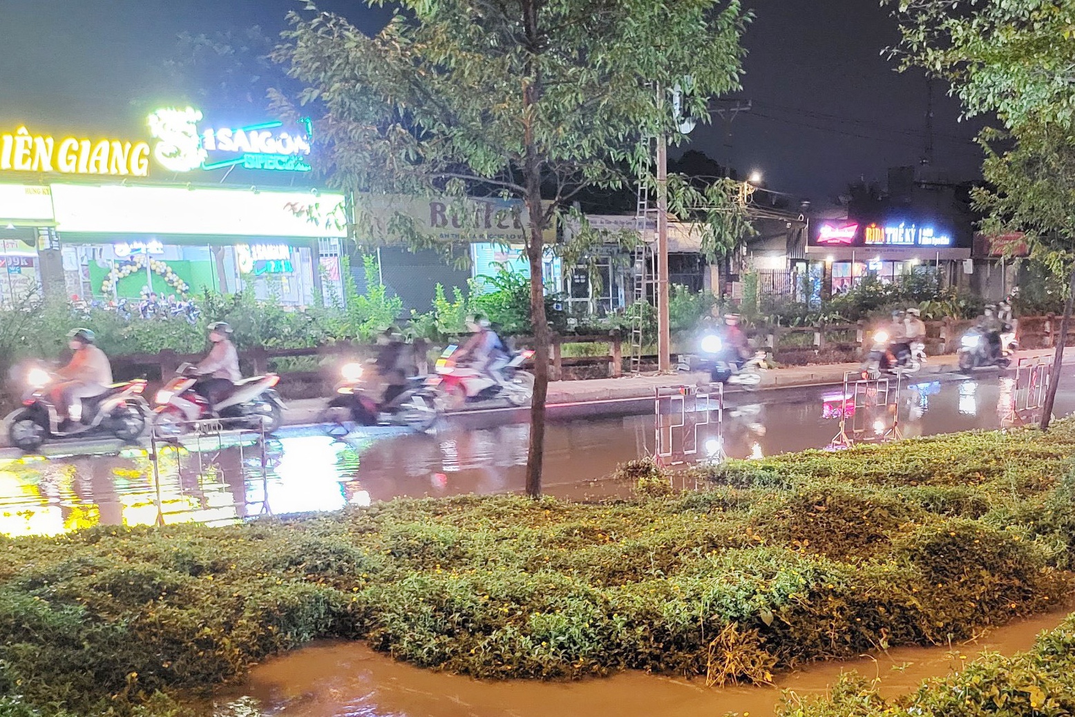 Vo duong ong, nhieu khu dan cu o TP.HCM bi nuoc yeu hinh anh