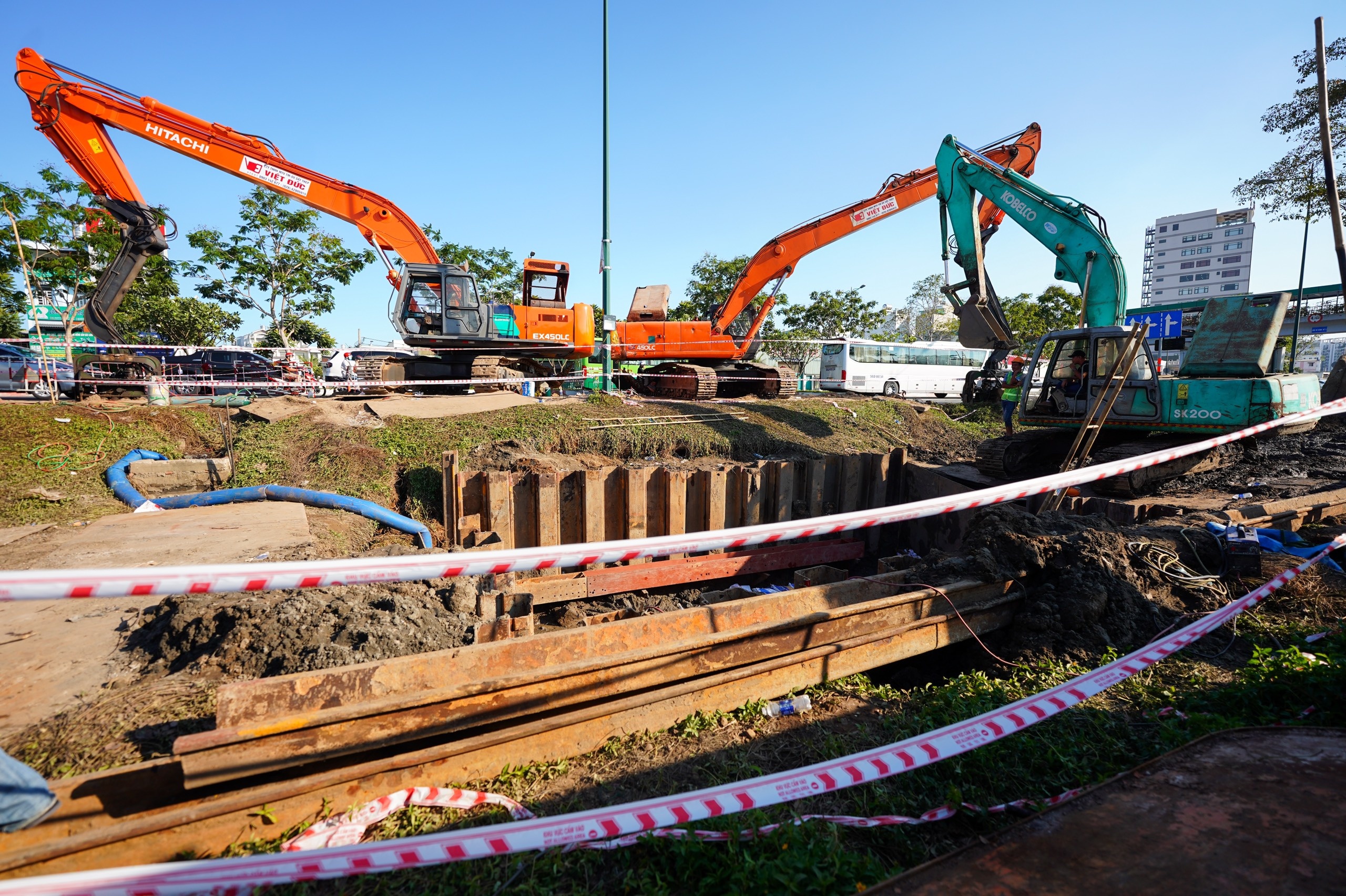 be ong cap nuoc anh 2