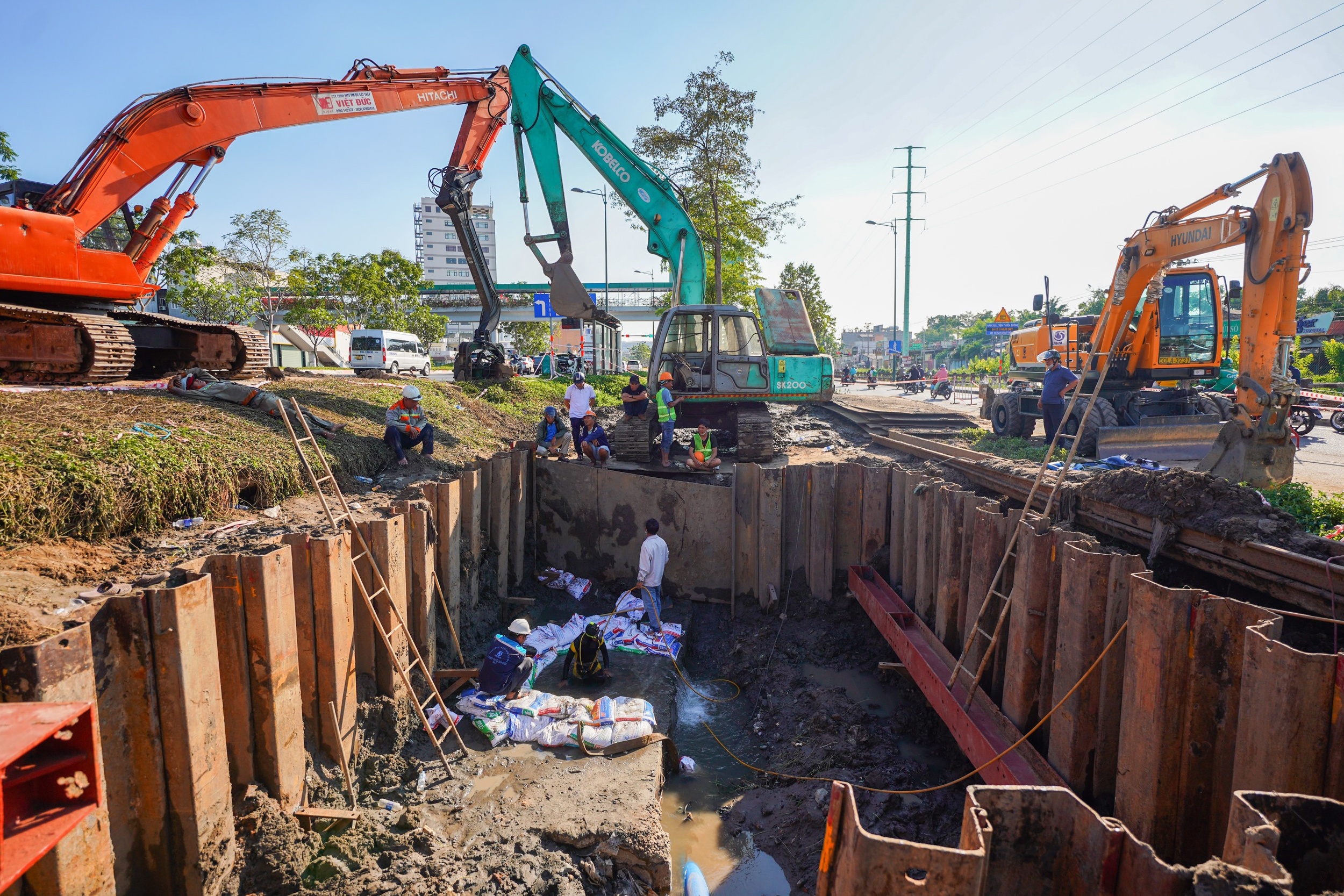 be ong cap nuoc anh 1