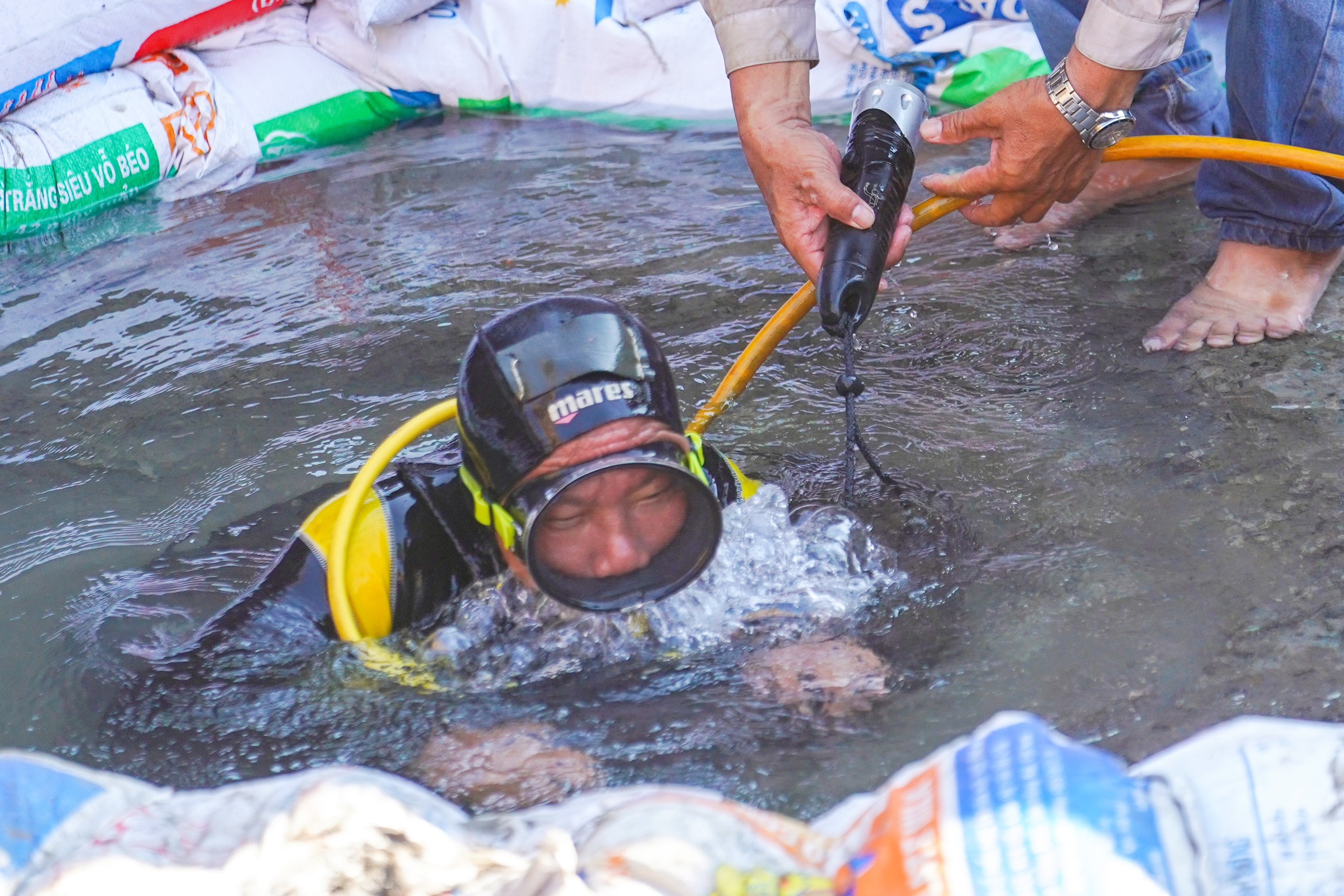 be ong cap nuoc anh 5