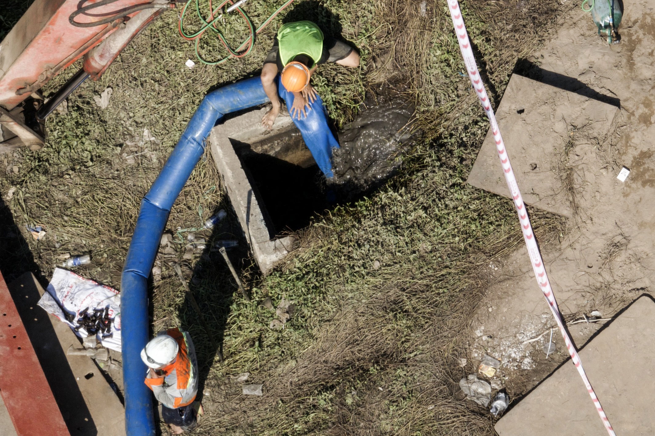 be ong cap nuoc anh 7