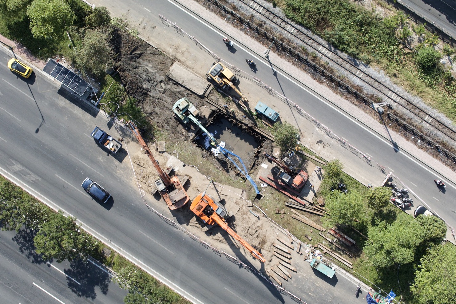 be ong cap nuoc anh 8