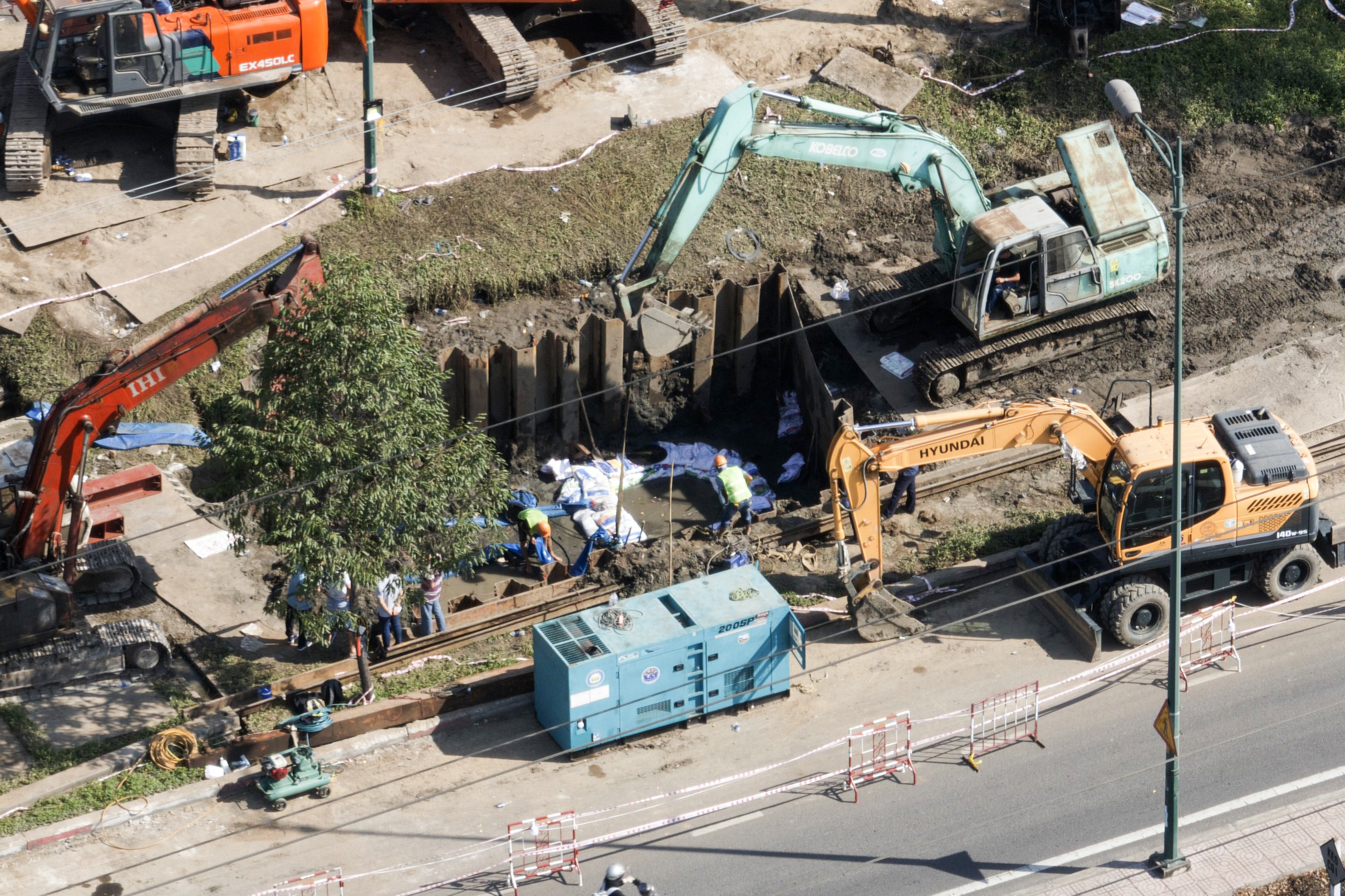 Khac phuc xong tuyen ong cap nuoc D1500 bi be o TP.HCM hinh anh