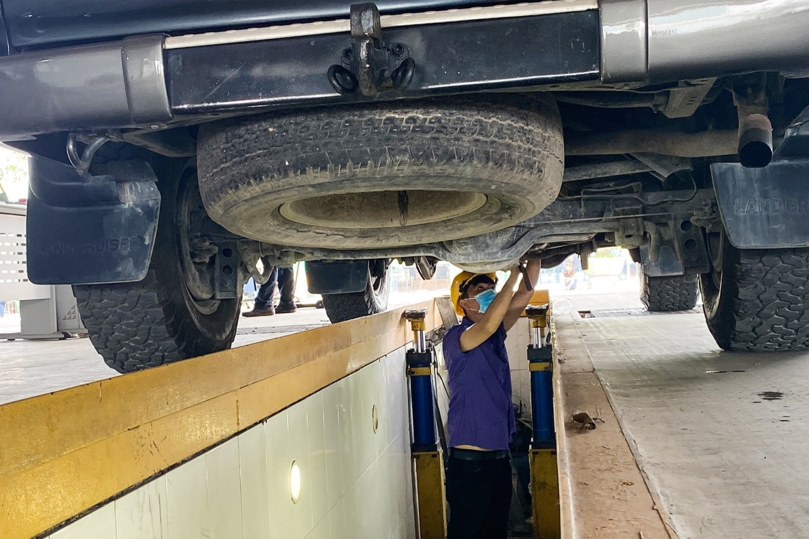 Tai xe o TP.HCM cho xuyen dem khi trung tam dang kiem mo cua tro lai hinh anh