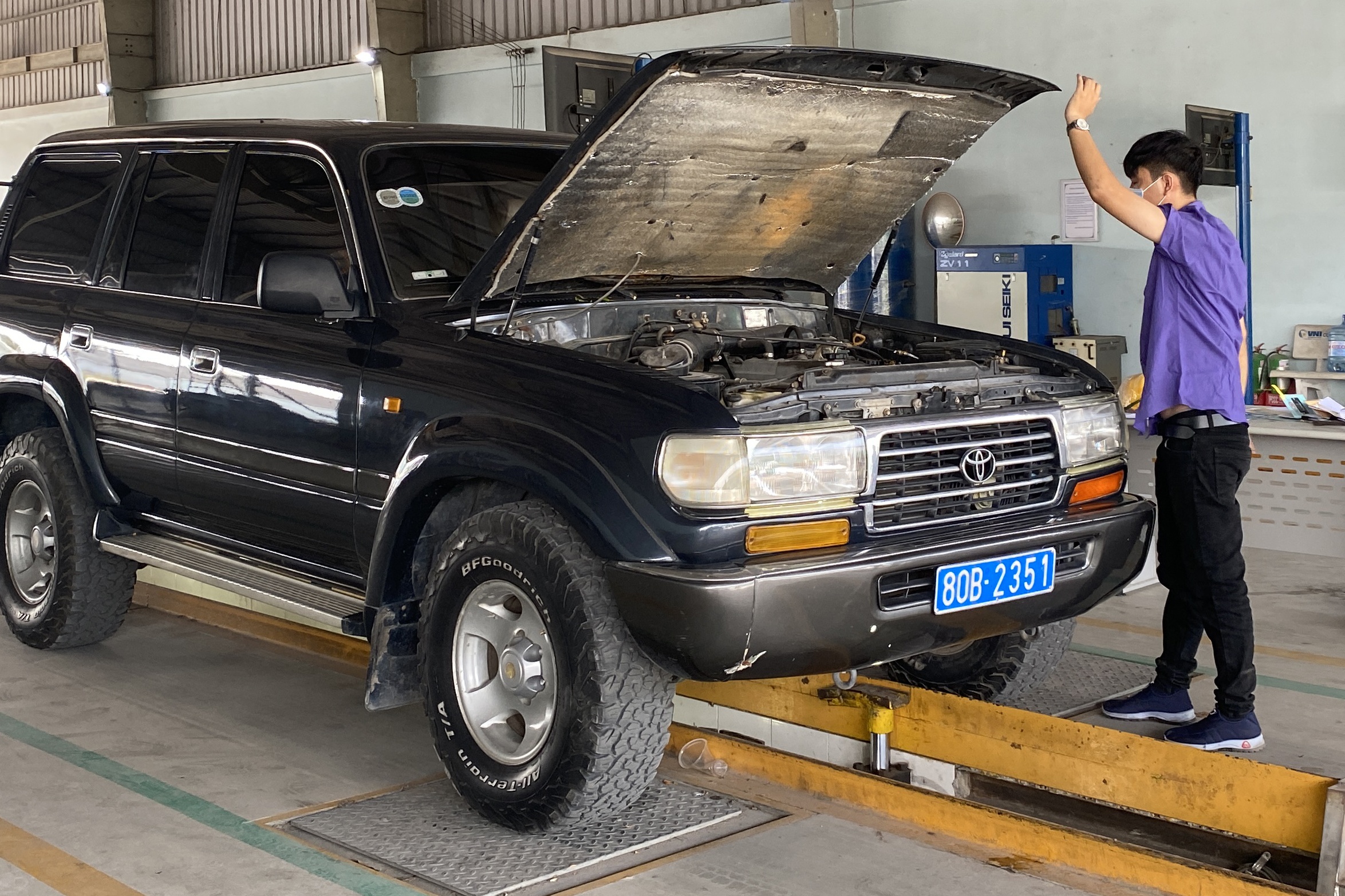 Tai xe o TP.HCM mong quan doi som ho tro dang kiem hinh anh