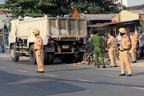 Nam thanh nien thiet mang khi tong vao duoi xe tai o TP.HCM hinh anh