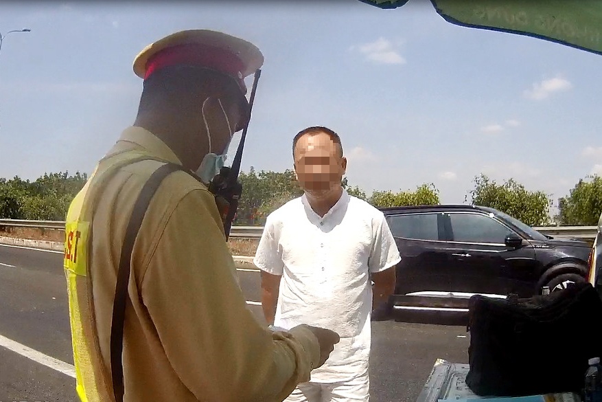 Tai xe oto chi 20 trieu dong mua bang lai, the nha bao de doi pho CSGT hinh anh