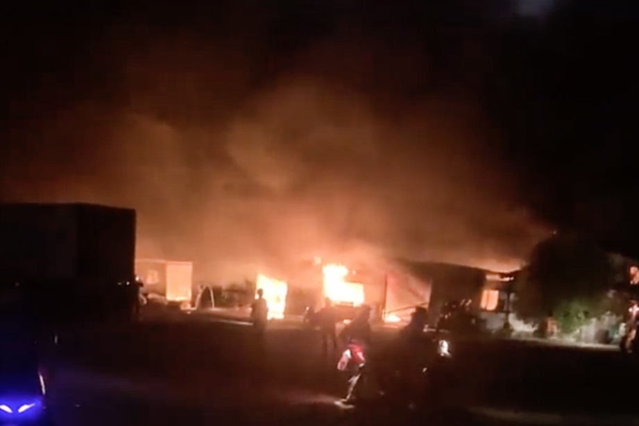 Xuong go 200 m2 o TP.HCM chay ngun ngut sau tieng no hinh anh