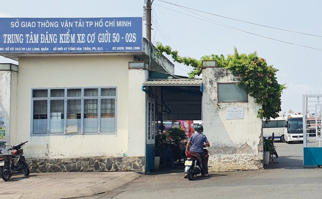 Trung tam dang kiem o TP.HCM ngung hoat dong sau 1 ngay bi kham xet hinh anh