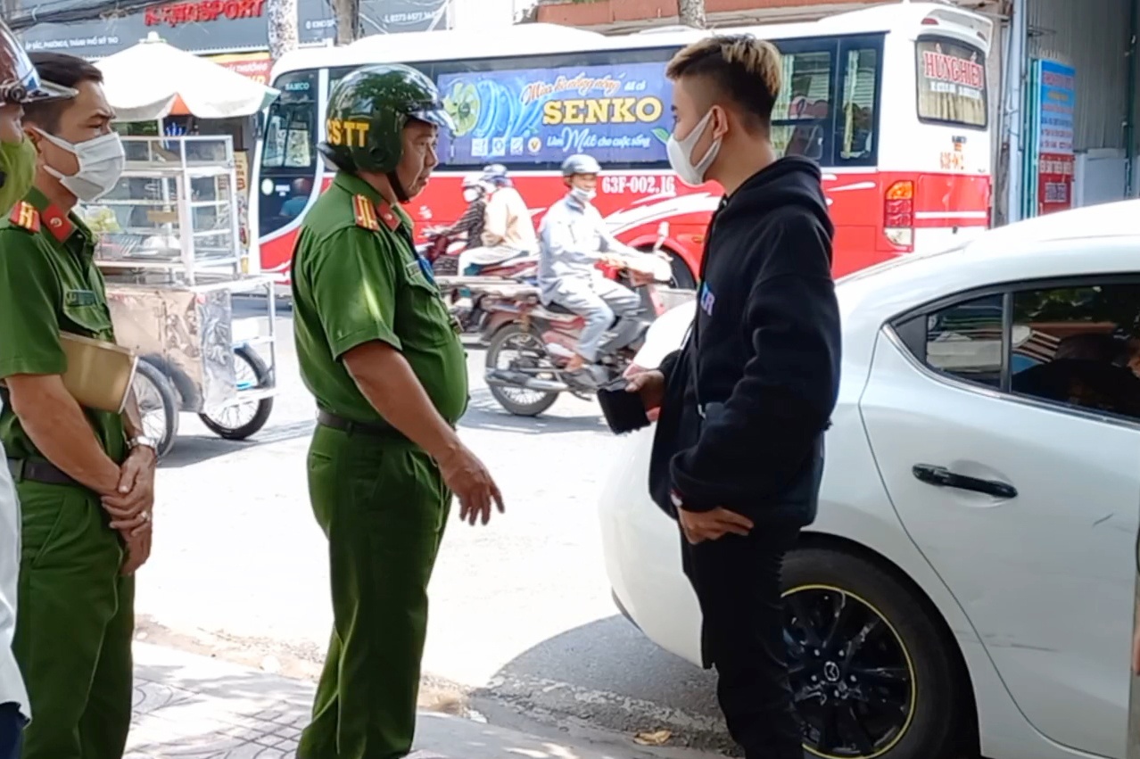 Oto 5 cho no lop sau khi gay tai nan roi bo chay hinh anh