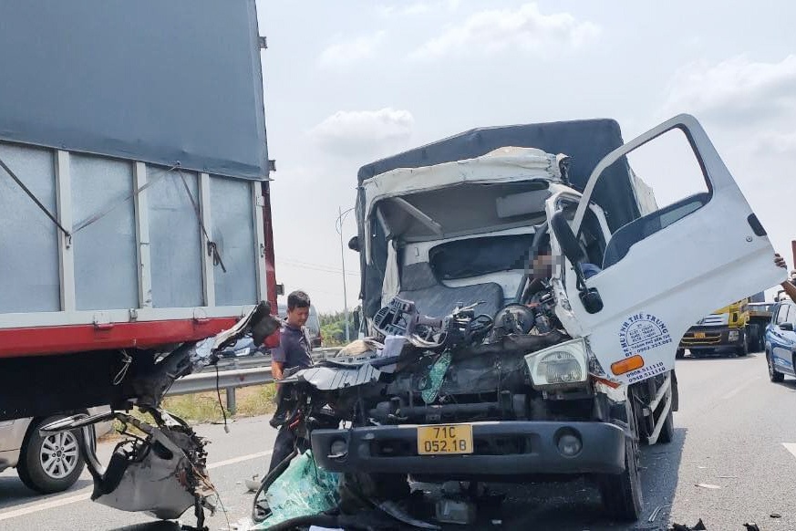 Cabin xe tai bep rum sau tai nan tren cao toc TP.HCM - Dau Giay hinh anh