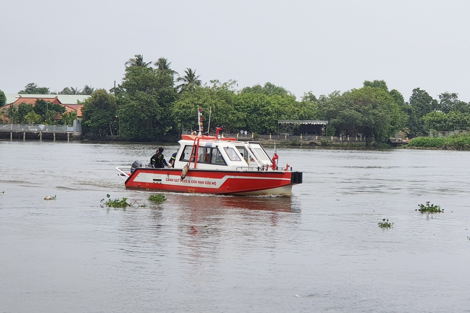 Lan tim nguoi dan ong mat tich duoi song Sai Gon hinh anh