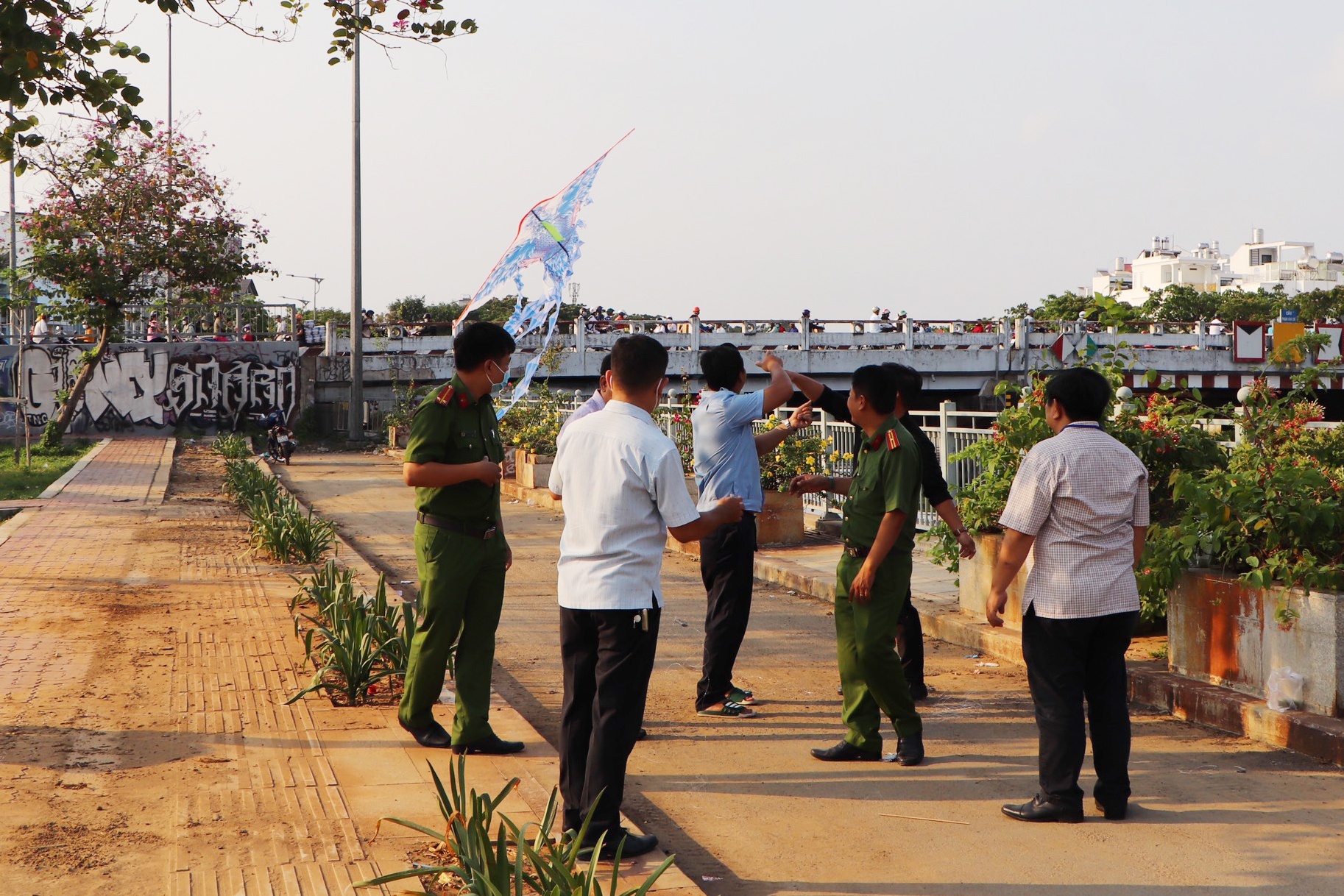 Thu giu nhieu con dieu tha khong dung noi quy dinh o TP.HCM hinh anh