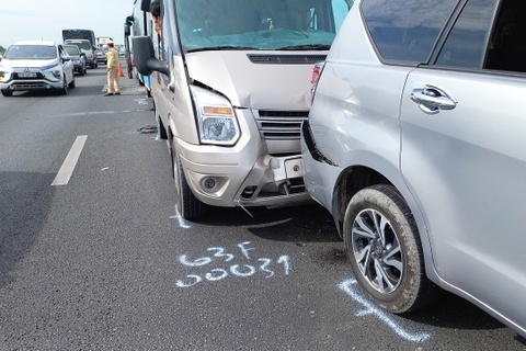 3 oto dam lien hoan, cao toc TP.HCM - Dau Giay phai tam dong hinh anh