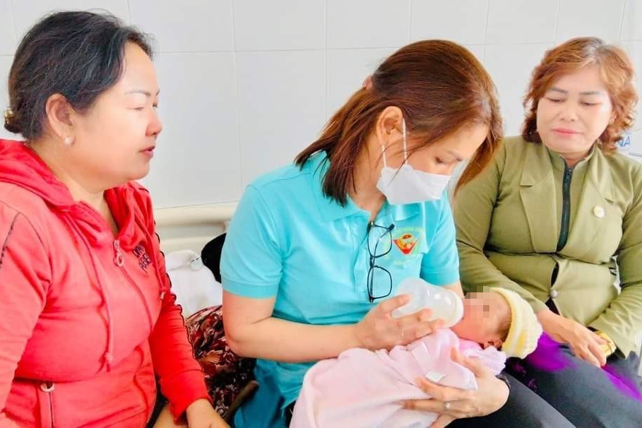 Be gai chua cat day ron bi bo roi ben bo kenh hinh anh