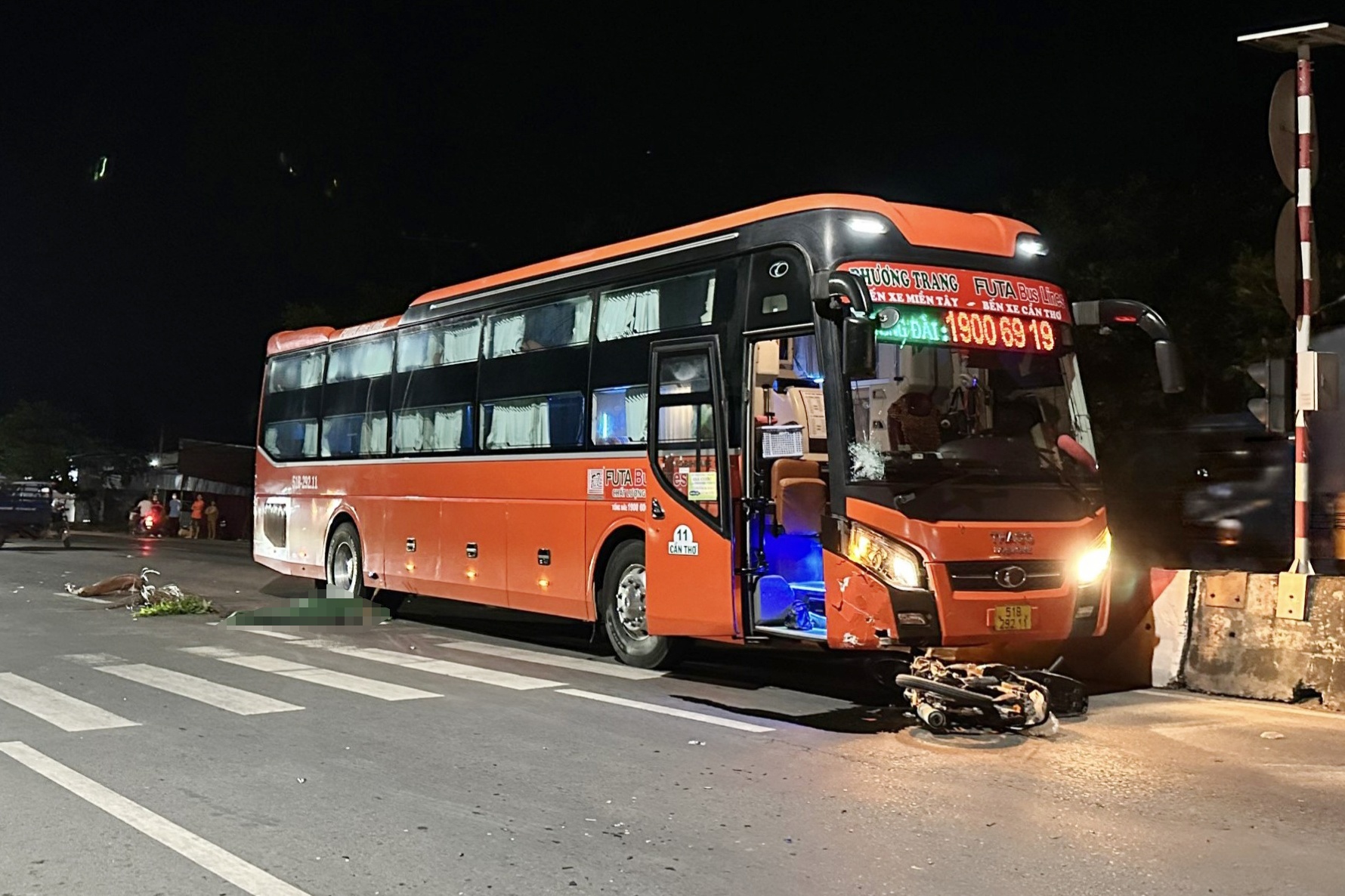 Nam thanh nien thiet mang sau khi va cham xe khach Phuong Trang hinh anh