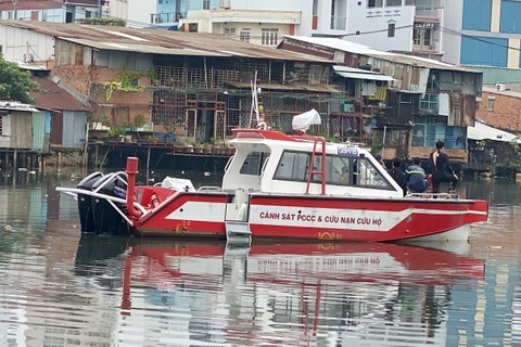 Tim thay thi the nam thanh nien mat tich duoi kenh Doi hinh anh