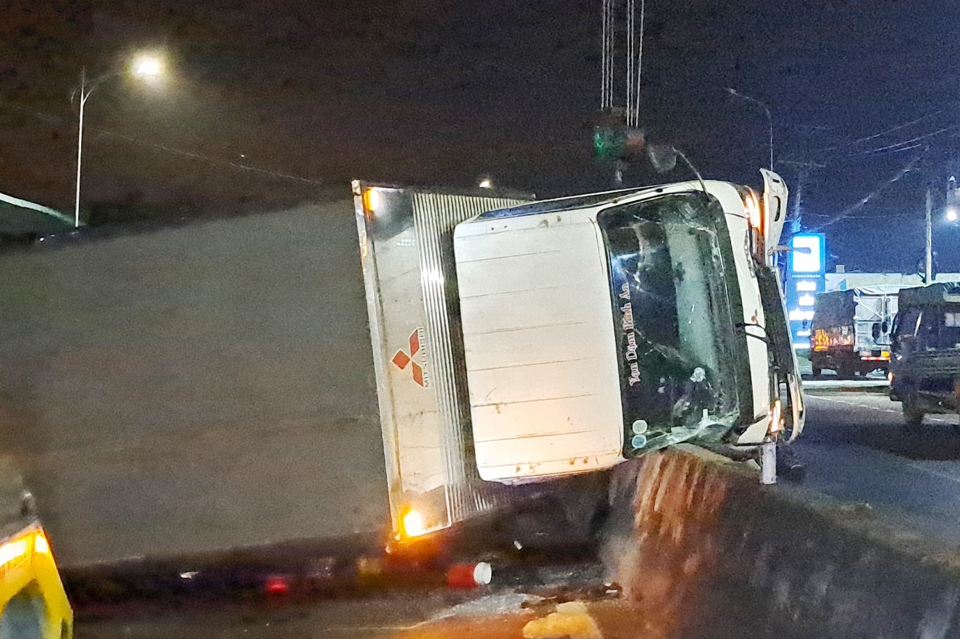 Xe tai gay roi truc banh sau tai nan tren quoc lo 1 hinh anh