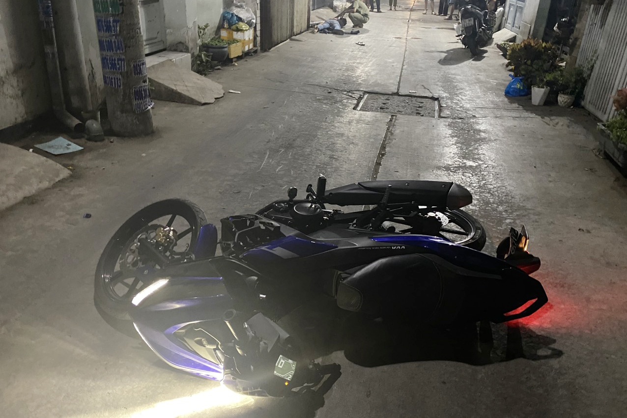 Xe may tong vao nha dan, mot nguoi thiet mang o TP.HCM hinh anh