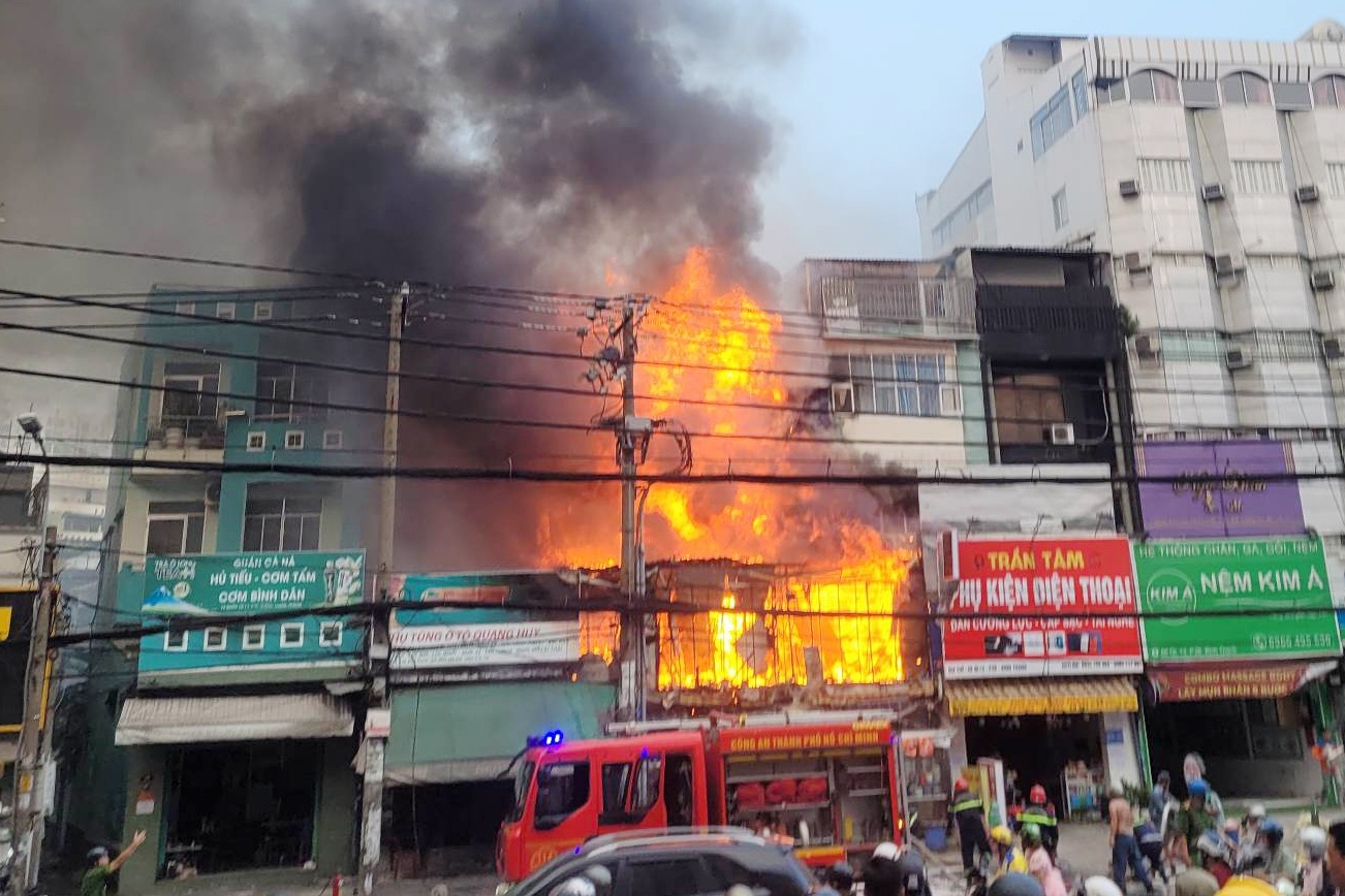 Quan com gan Ben xe Mien Dong boc chay ngun ngut hinh anh