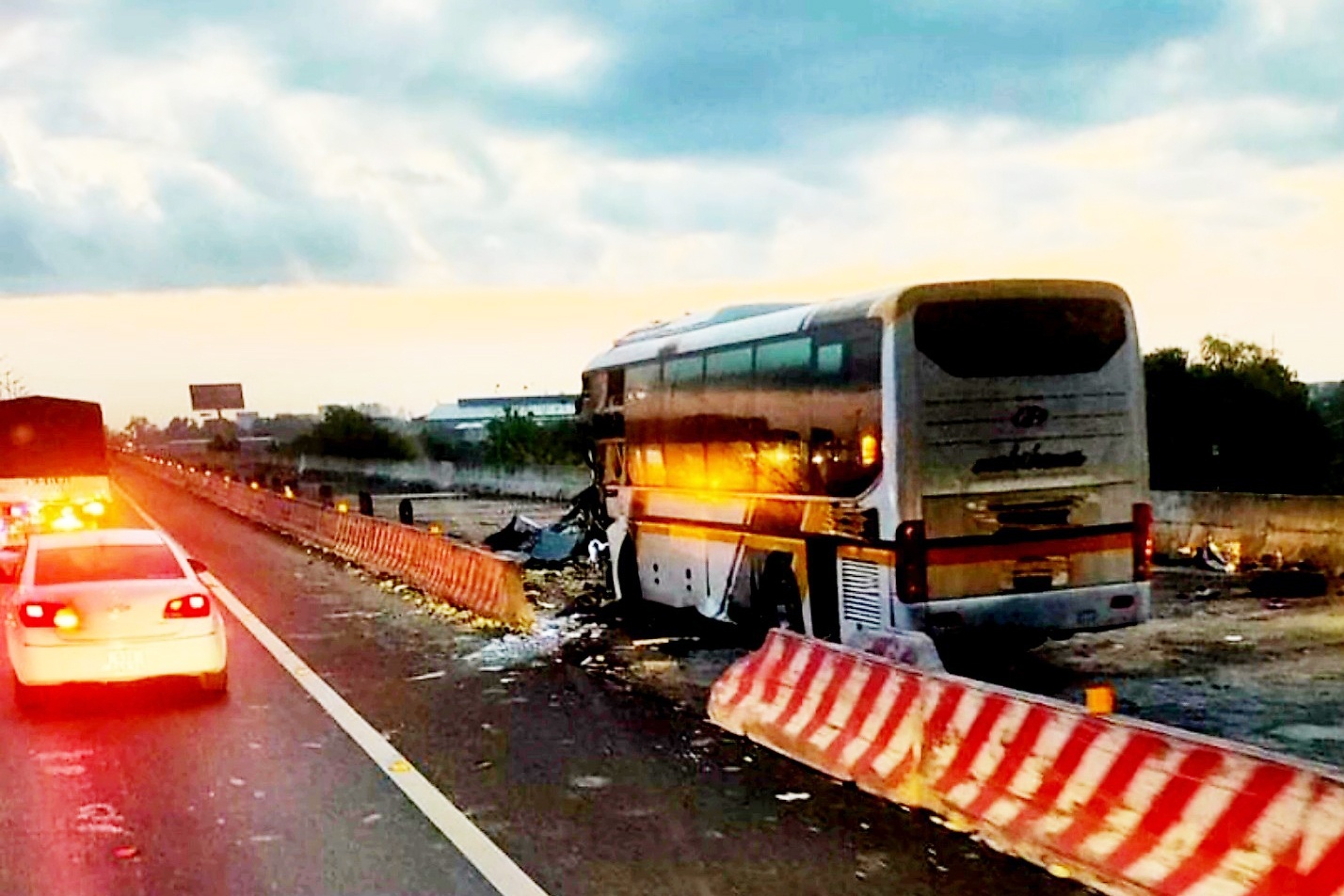 Tai xe thiet mang sau tai nan, cao toc TP.HCM - Trung Luong un tac hinh anh