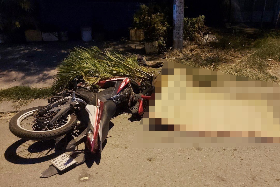 Nam thanh nien thiet mang khi tong xe vao cot dien hinh anh