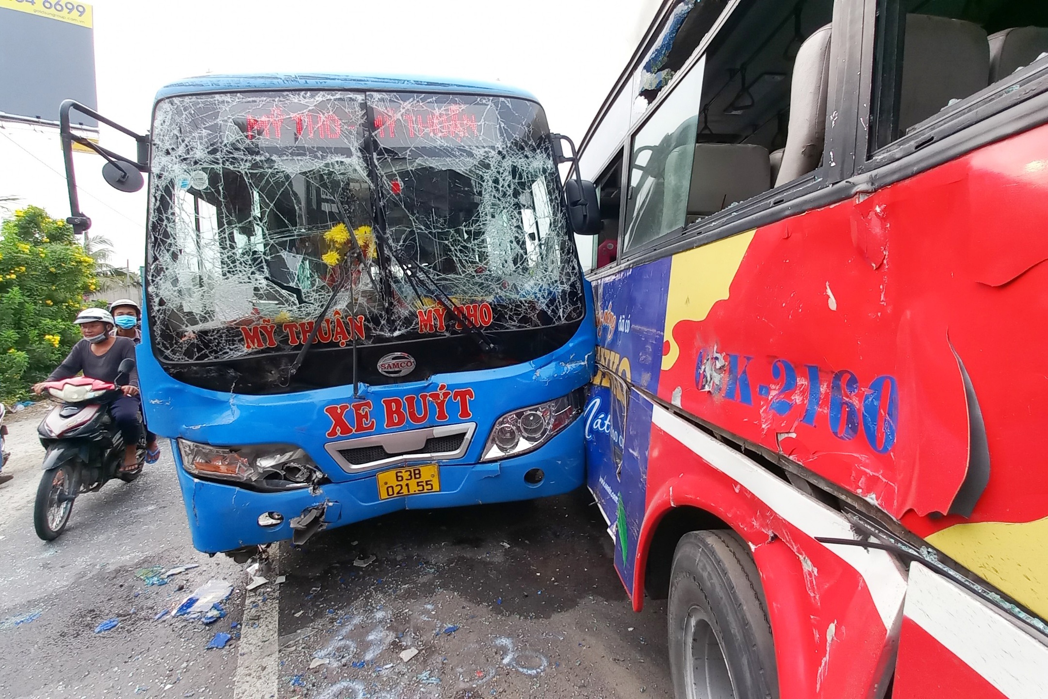 Xe buyt va cham tren quoc lo 1, 3 nguoi nhap vien cap cuu hinh anh