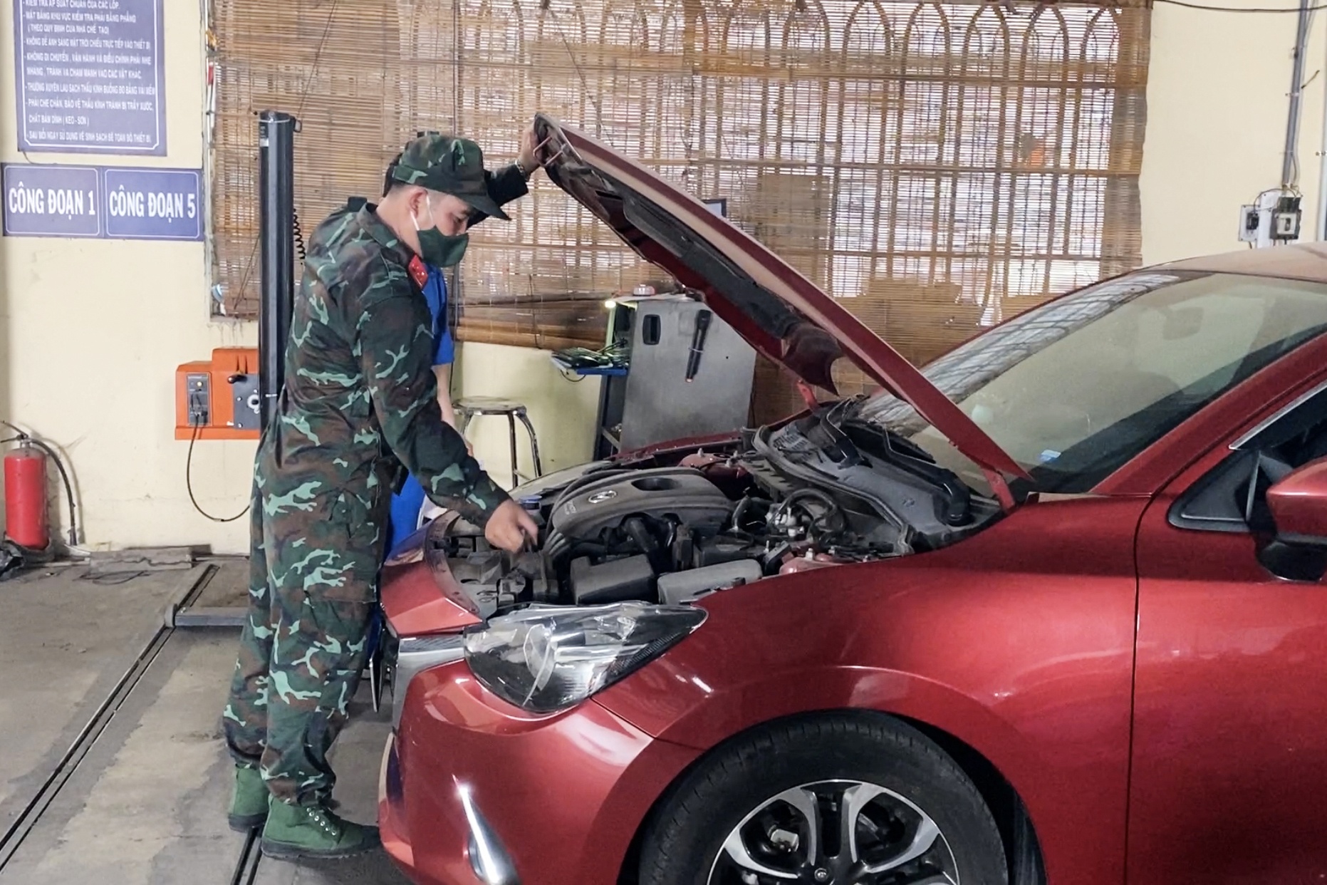 Tai xe o TP.HCM chua het gian nan di dang kiem oto hinh anh