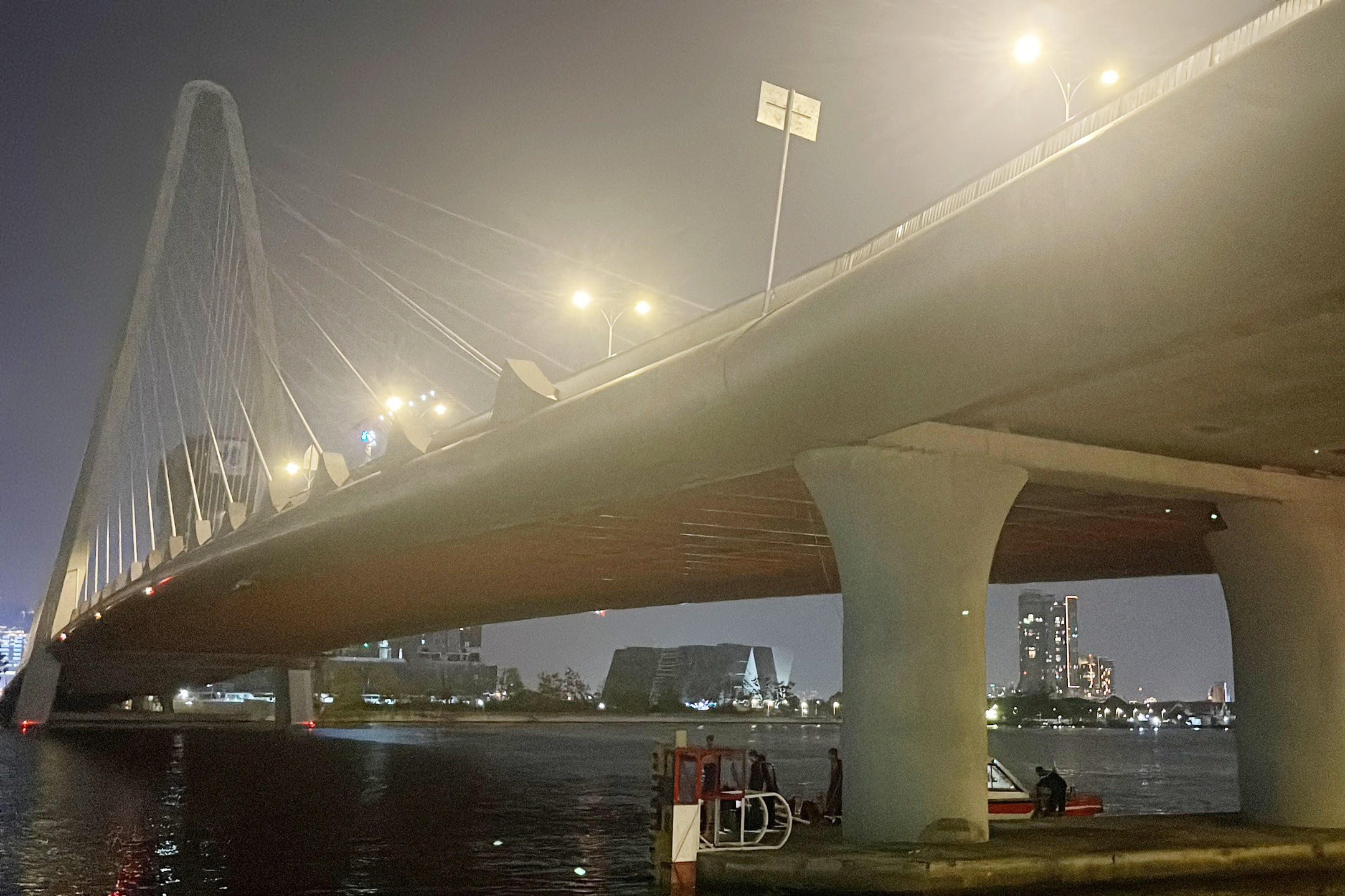 Canh sat lan tim nam thanh nien mat tich tren song Sai Gon hinh anh