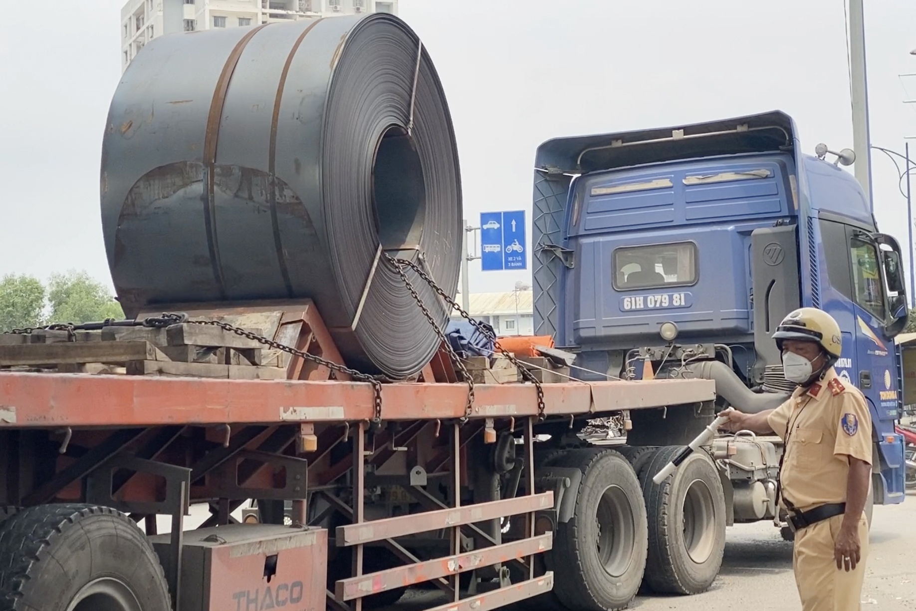 Tai xe xe dau keo noi ve tinh trang cuon thep roi xuong duong hinh anh