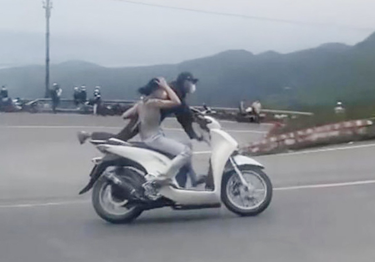 Cap vo chong 'lam xiec' tren deo Hai Van la vu gay roi dien hinh hinh anh