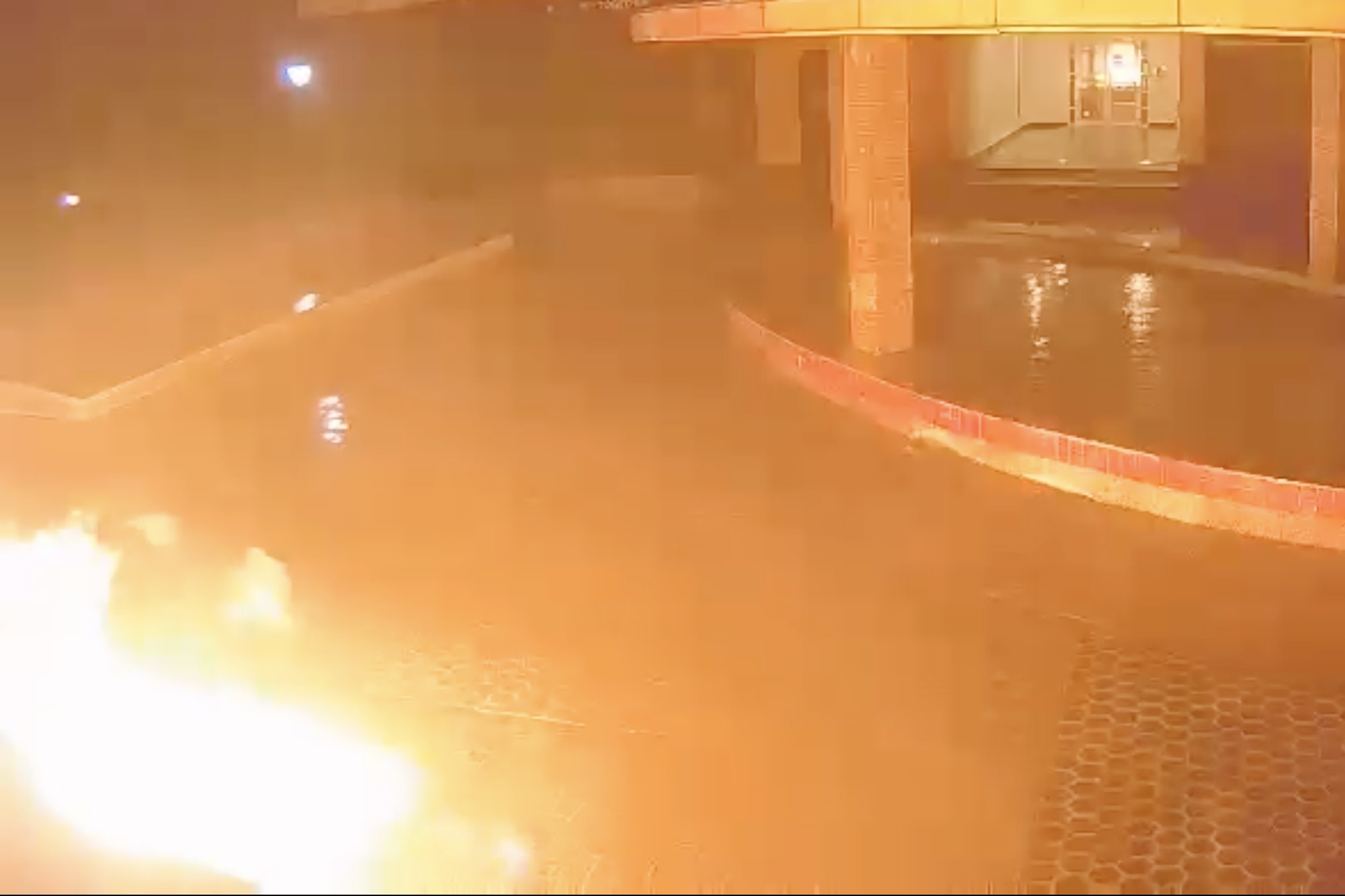 Nguoi dan ong do xang dot trong khuon vien chung cu o TP.HCM hinh anh