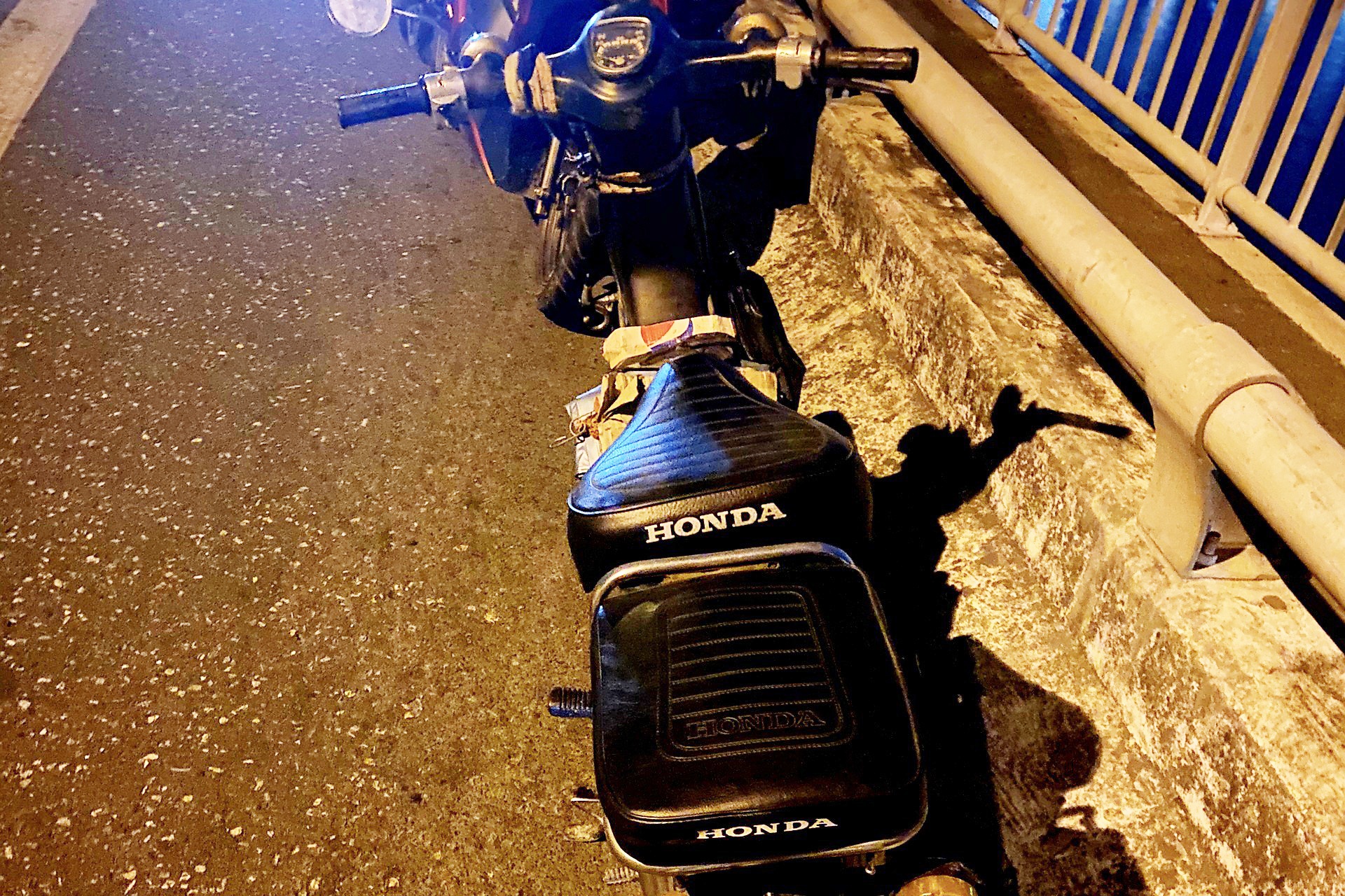 Tim nguoi de lai xe may, thu tuyet menh tren cau Rach Mieu hinh anh