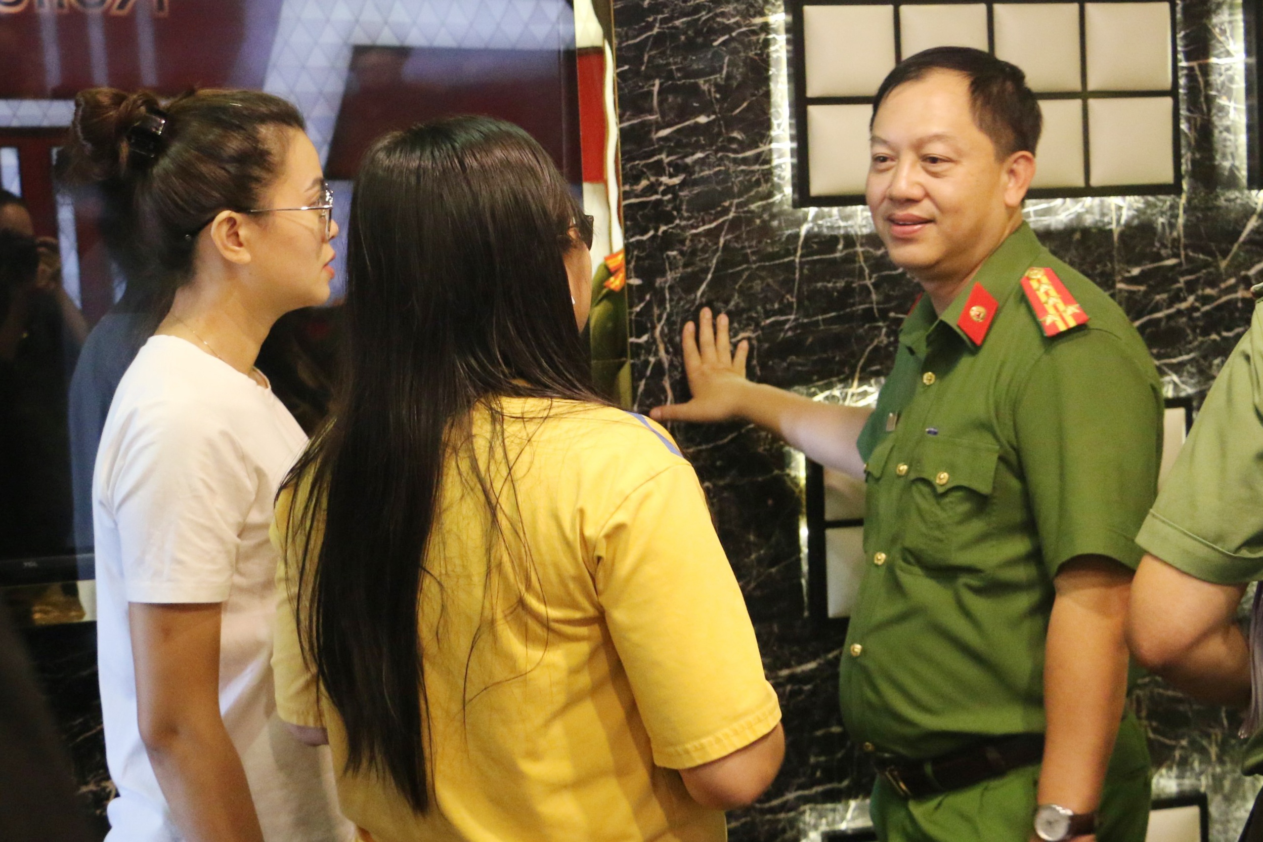 Cong an TP.HCM go vuong phong chay chua chay cho quan karaoke hinh anh