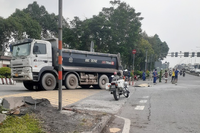 Nguoi phu nu thiet mang khi va cham xe ben o TP.HCM hinh anh