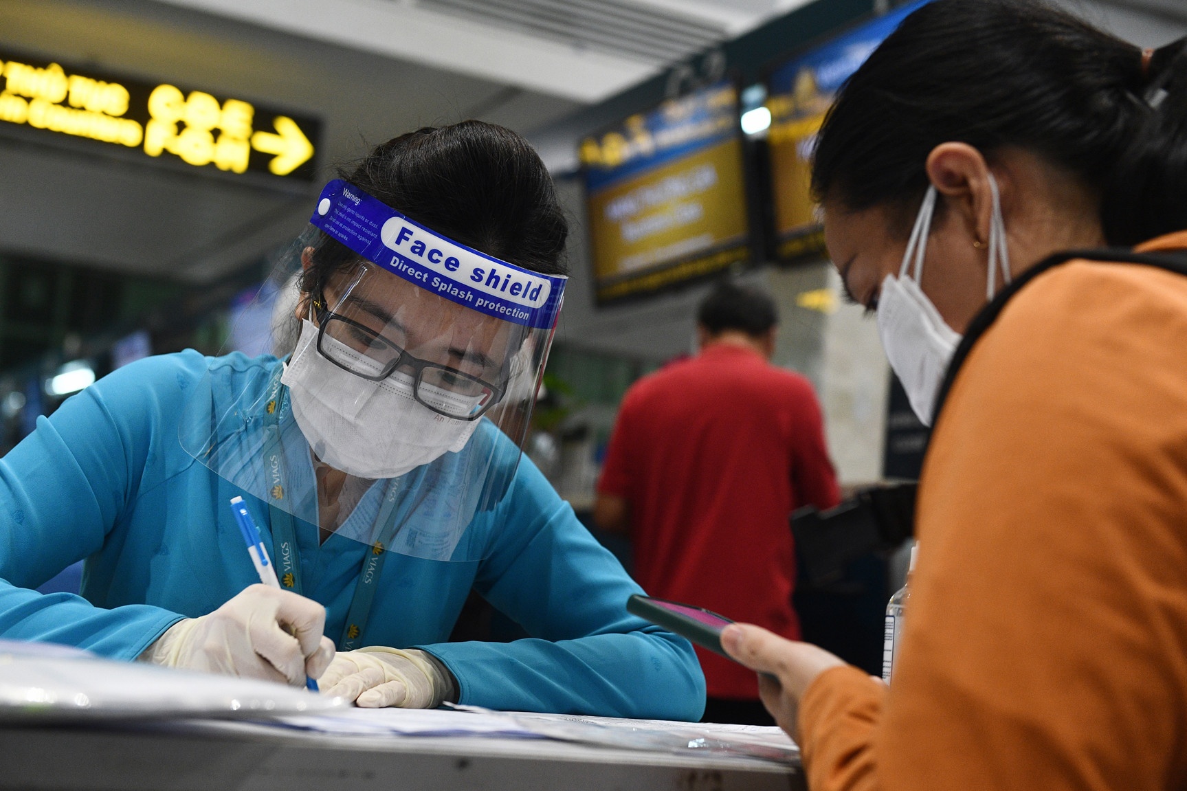 Cac buoc khi lam thu tuc bay bang can cuoc cong dan gan chip hinh anh