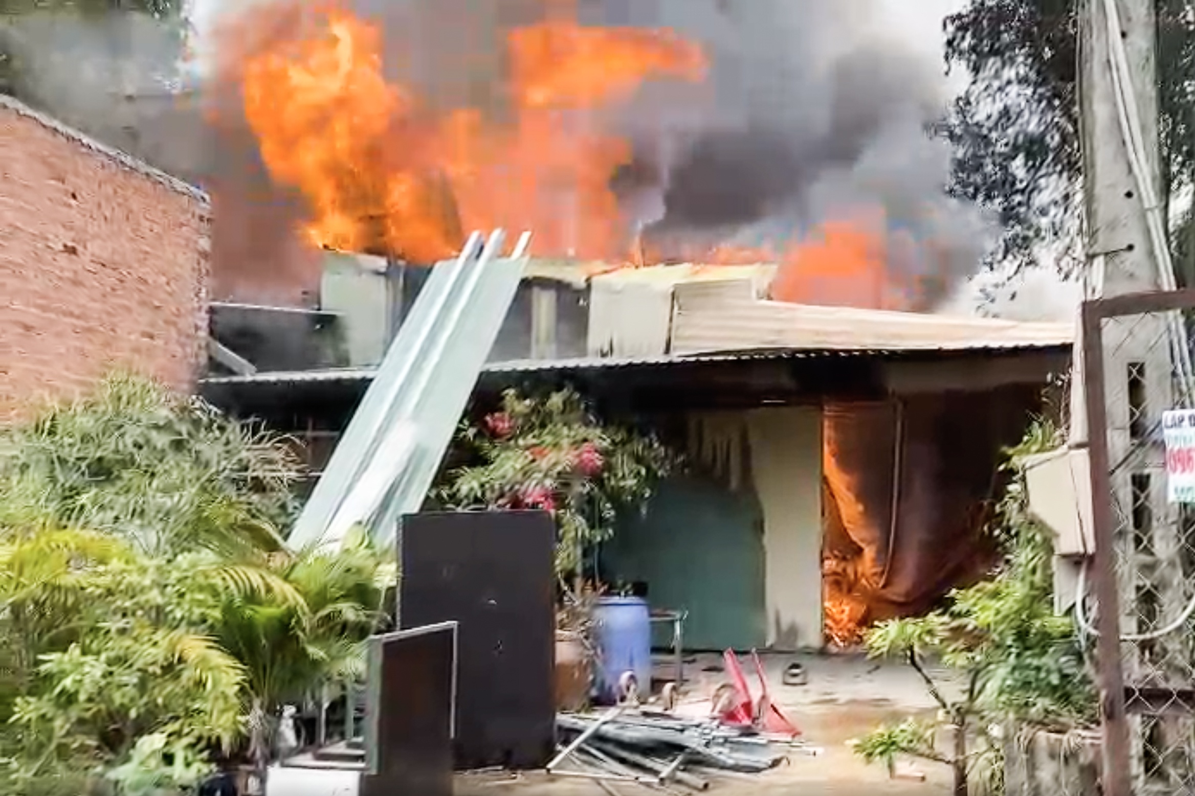 Xuong go hon 100 m2 o TP.HCM boc chay ngun ngut sau tieng no hinh anh