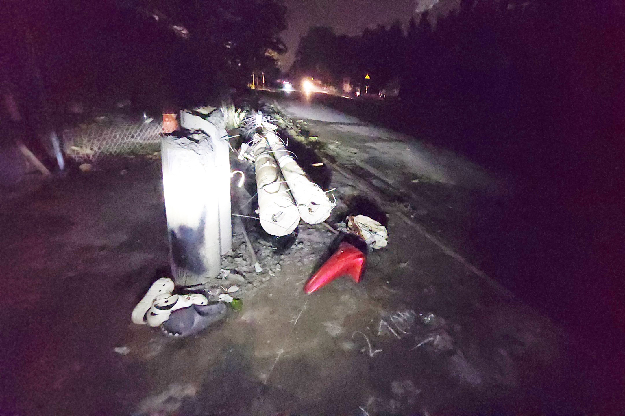 Xe ben keo gay 2 tru dien o TP.HCM hinh anh