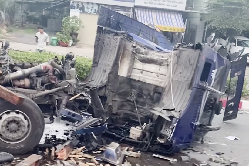 Xe dau keo thang gap, cuon ton dut xich day cabin vang xuong duong hinh anh