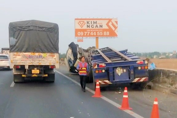 Thung container roi 15 m tu cau cao toc TP.HCM - Trung Luong hinh anh