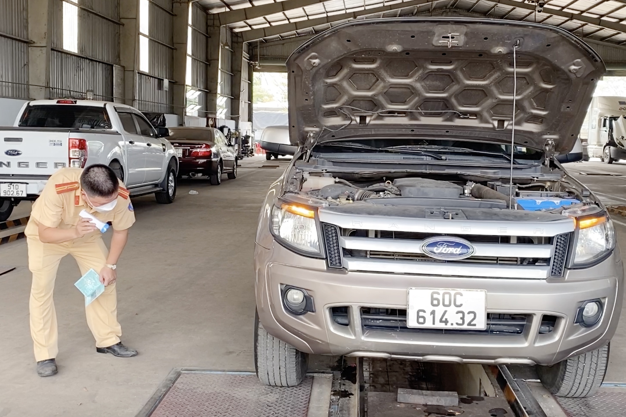 Dang ky qua ung dung, tai xe o TP.HCM cho 1-3 thang de dang kiem xe hinh anh