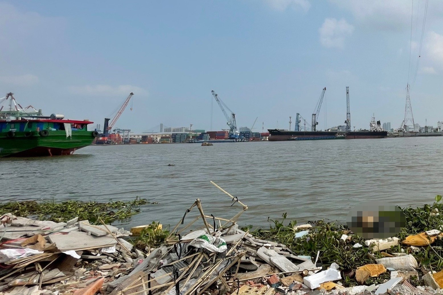 Tim than nhan nguoi dan ong tu vong ben bo song Sai Gon hinh anh