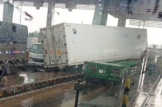 Container roi khoi xe dau keo, de 2 oto o tram thu phi Cho Dem hinh anh
